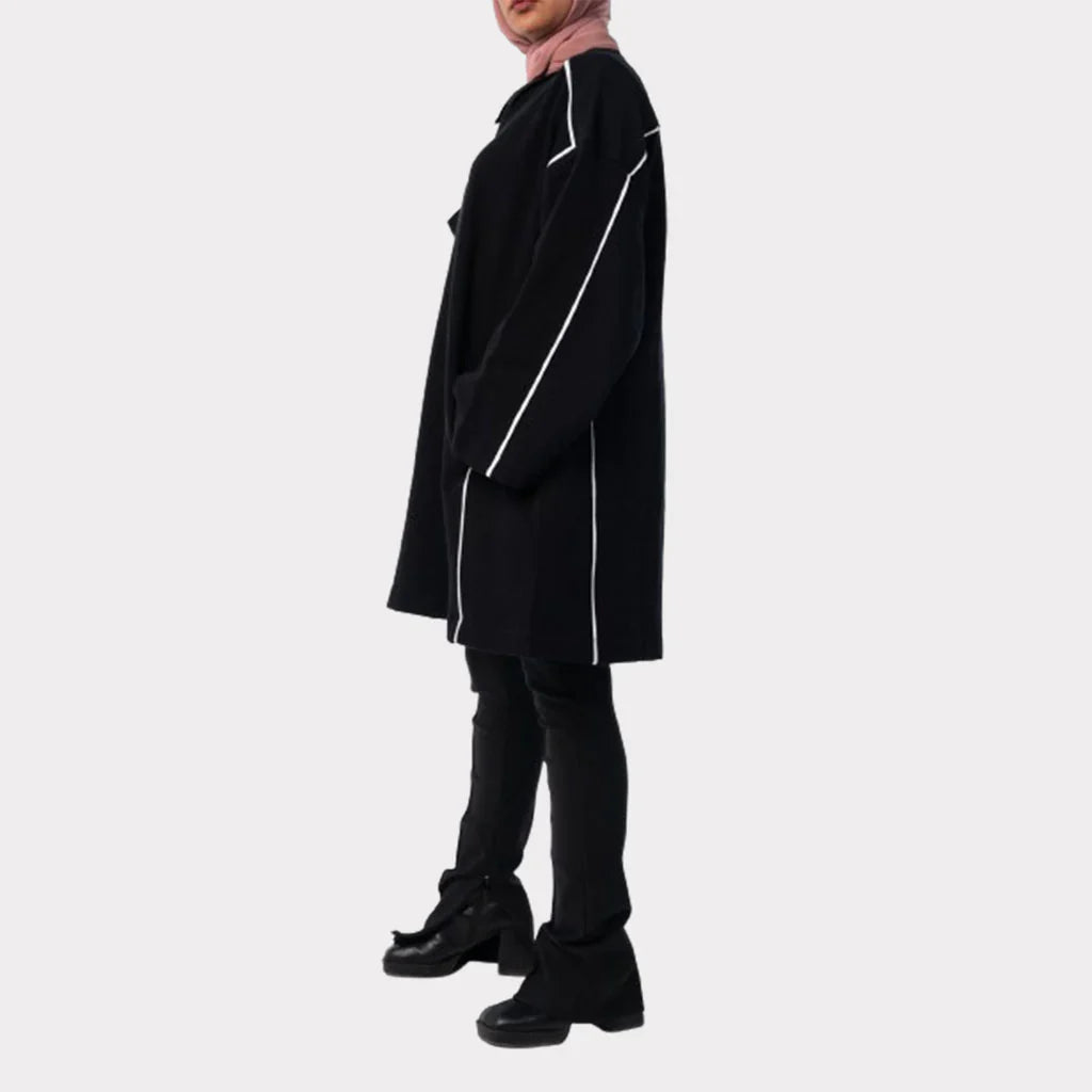 Basic Lines Shirt in cozy cotton with loose-fit silhouette and side pockets, a long-sleeved top in black or mustard for chic winter comfort