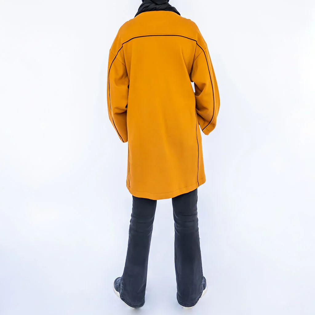 Basic Lines Shirt in cozy cotton with loose-fit silhouette and side pockets, a long-sleeved top in black or mustard for chic winter comfort