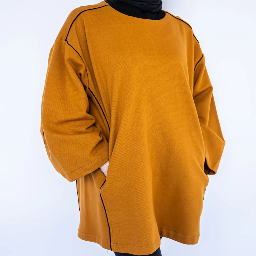 Basic Lines Shirt in cozy cotton with loose-fit silhouette and side pockets, a long-sleeved top in black or mustard for chic winter comfort