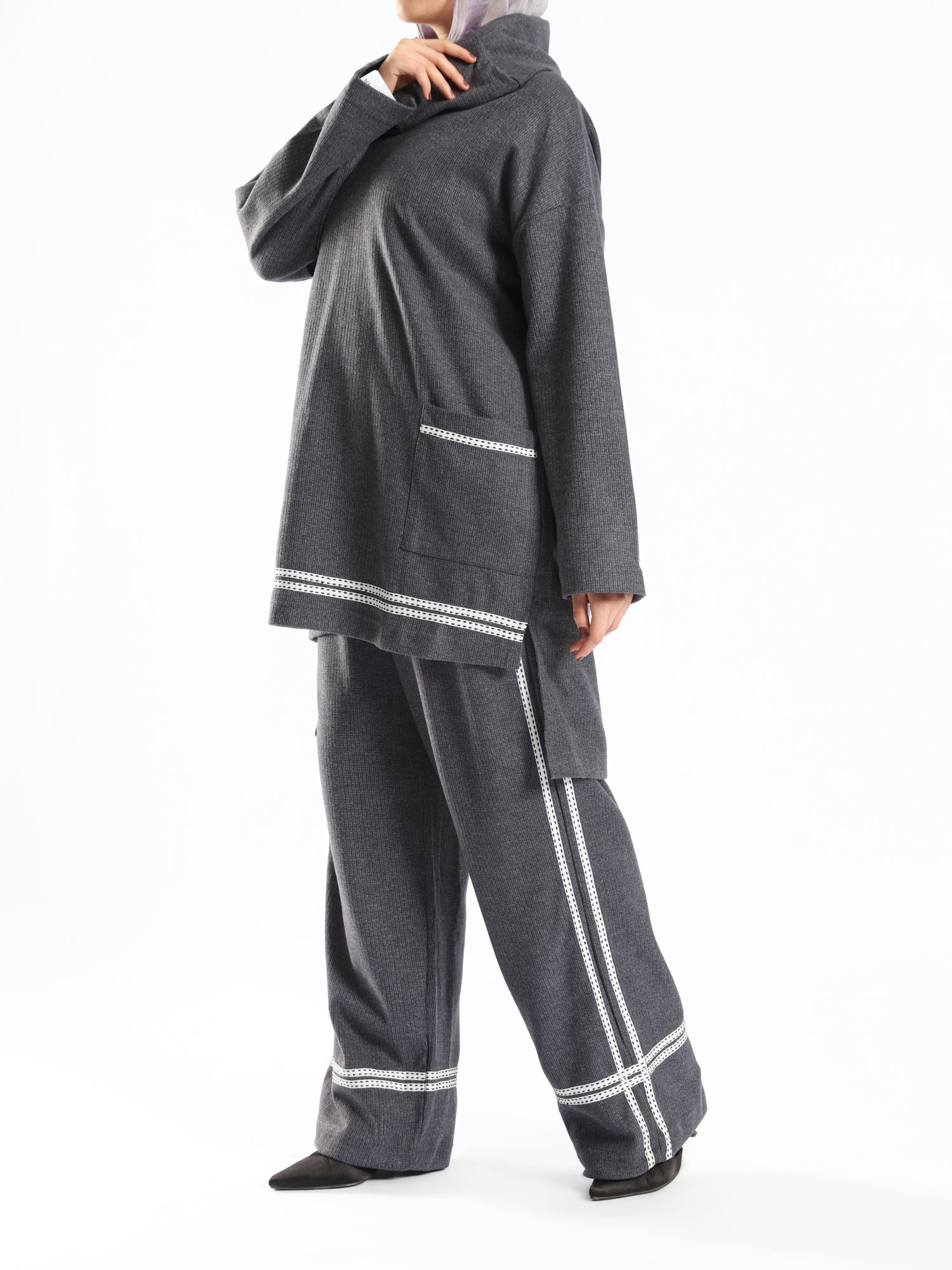 Everyday Cotton Set in rippled cotton, a laid-back modest outfit in blue or grey for casual summer comfort