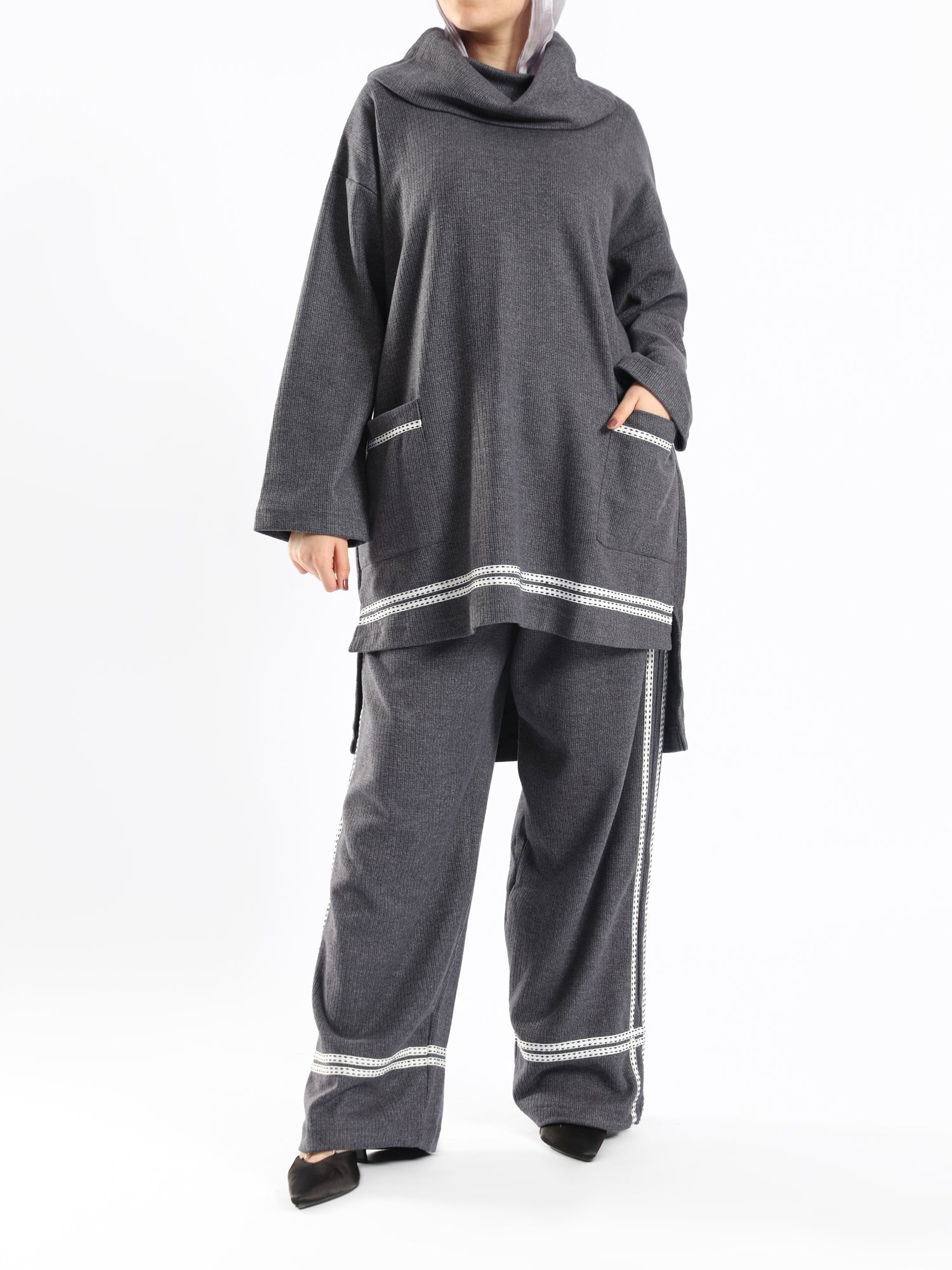Everyday Cotton Set in rippled cotton, a laid-back modest outfit in blue or grey for casual summer comfort