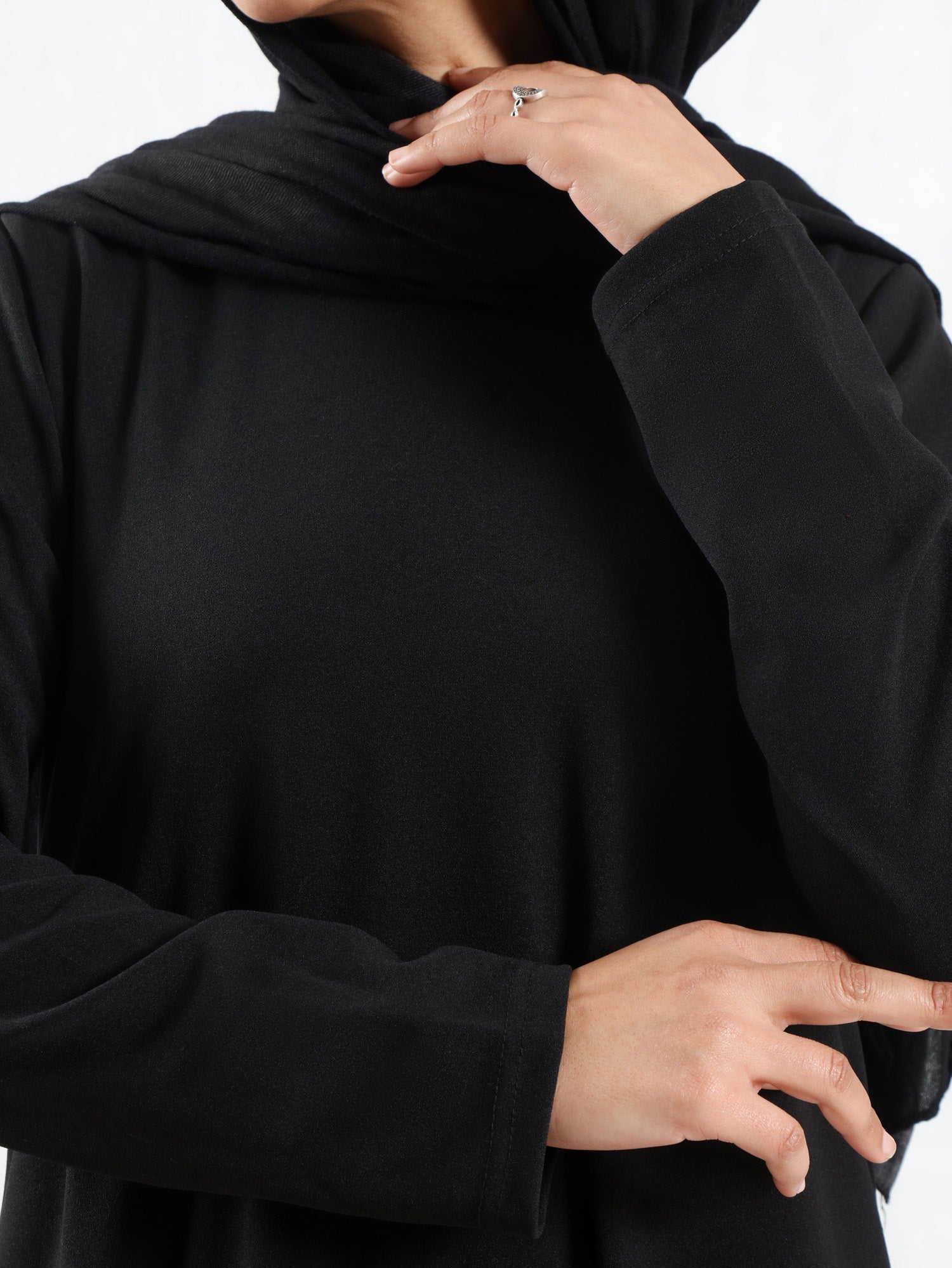 Minimalist Meadow Dress in pure cotton with long sleeves, a modest silhouette for everyday summer wear