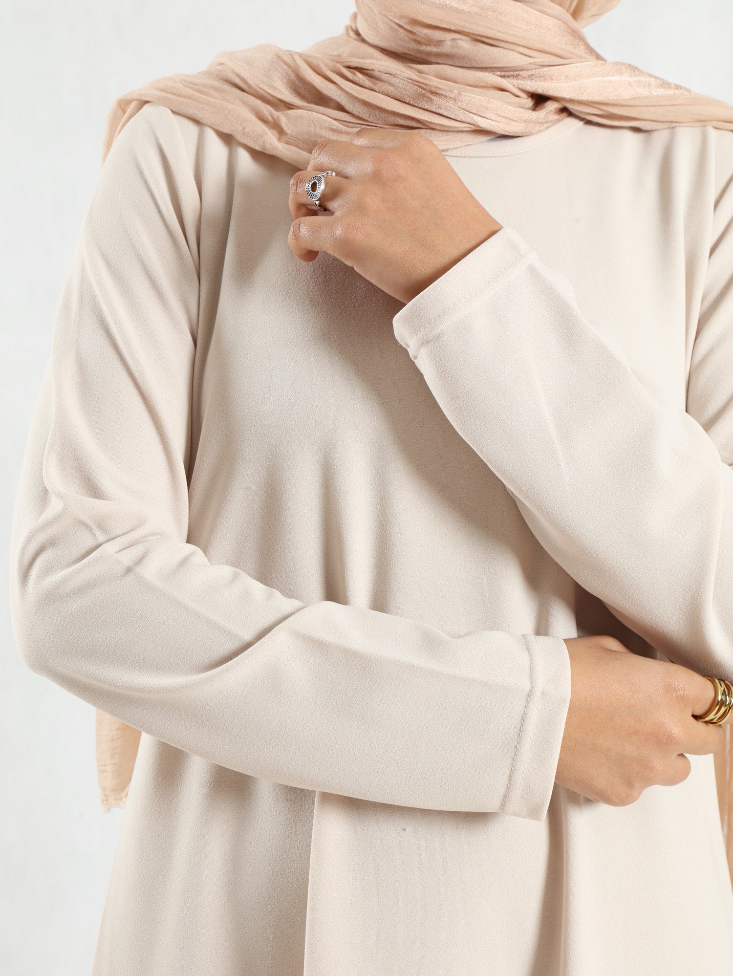 Minimalist Meadow Dress in pure cotton with long sleeves, a modest silhouette for everyday summer wear