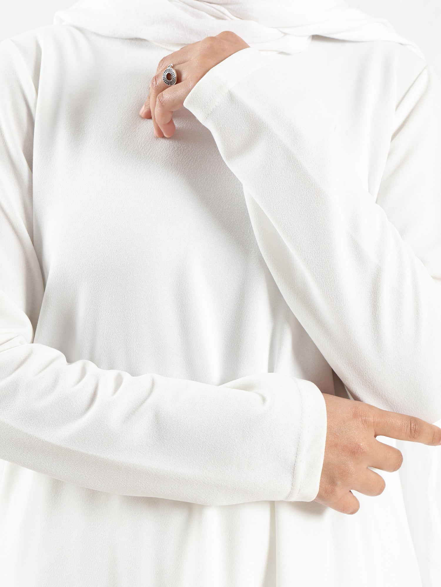 Minimalist Meadow Dress in pure cotton with long sleeves, a modest silhouette for everyday summer wear