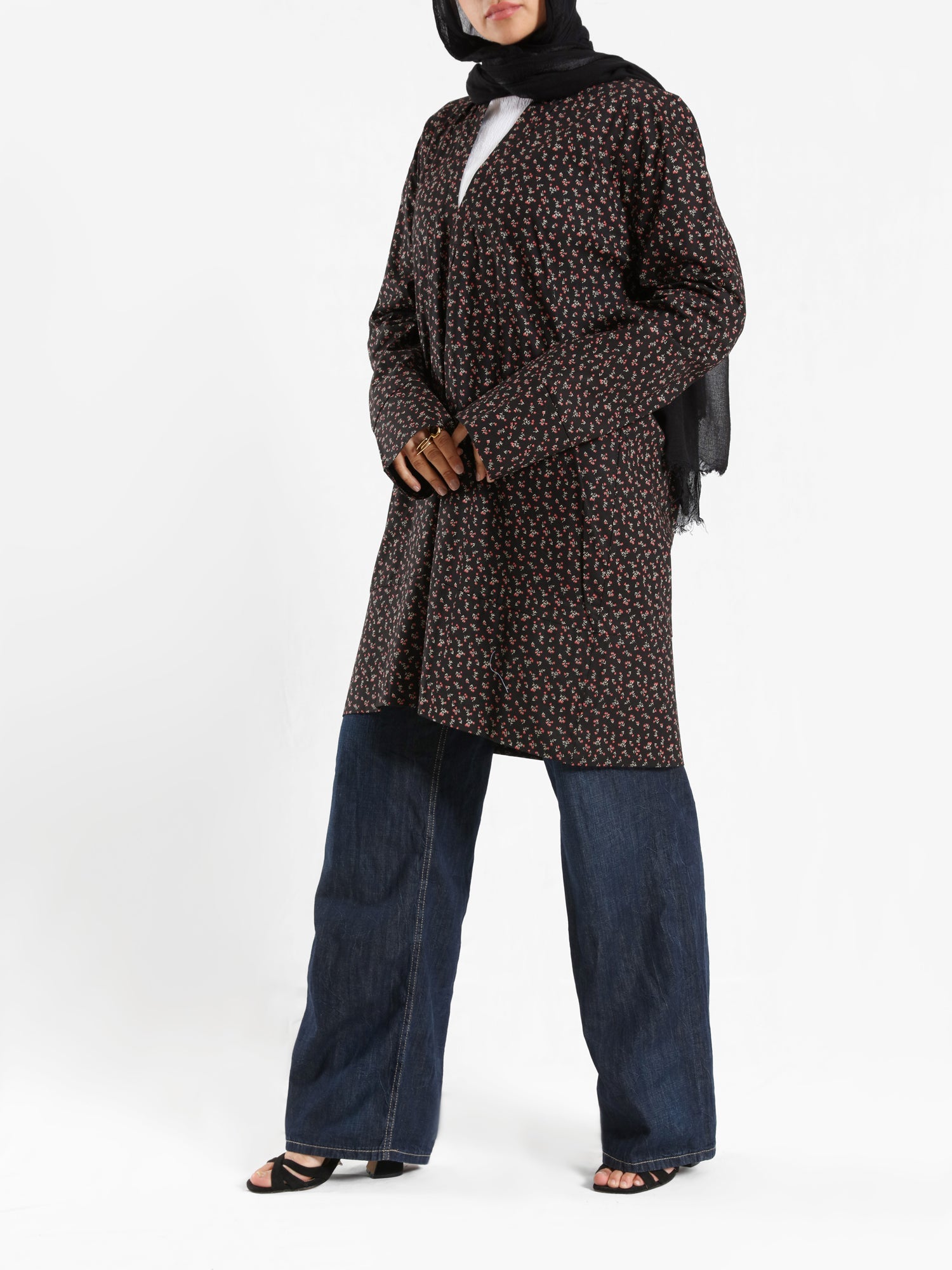 Poplin Floral Top in soft poplin with long sleeves and crisp structure, a versatile piece for understated summer elegance